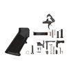 Komplett AR-15 Lower Parts Kit med QMS Trigger, inkludert alle nødvendige deler for montering, tilgjengelig med eller uten grep for optimal tilpasning.