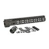 Night Fighter M-LOK håndguard tilbyr en ultra-stiv design for minimal håndguard fleks, reduserer treffpunktforskyvning og har syv sider med M-LOK.