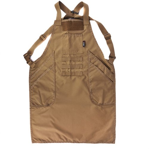Armageddon Gear Gunsmith Apron i Coyote Brown gir overlegen beskyttelse, holdbarhet, justerbare stropper og mange lommer for verktøy og utstyr.