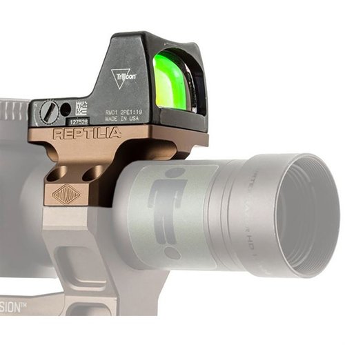 Reptilia ROF-90 er en oppgradering for magnifiserte kikkerter, med en 90° festepunkt for Trijicon RMR, som gir raskt nærskudd uten å skjule siktebildet.