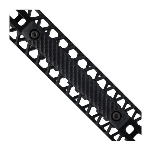 M-LOK PANEL 3 SLOT OPERATOR fra VZ GRIPS gir et robust grep med en ridged cross-cut tekstur, perfekt for M-LOK systemet og enkel montering.