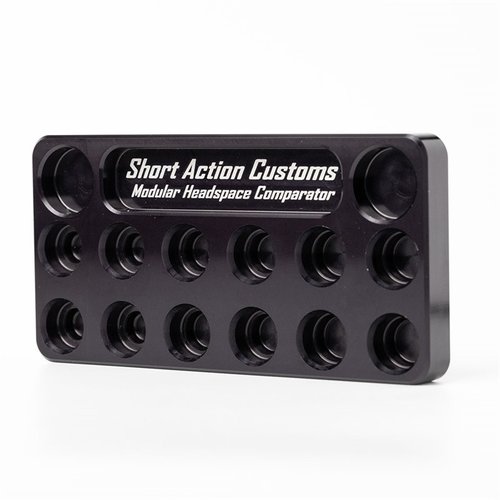 Med HEADSPACE COMPARATOR STAND fra SHORT ACTION CUSTOMS kan du enkelt sjekke resized brass mot ditt rifles headspace ved å bruke Master Headspace Brass.