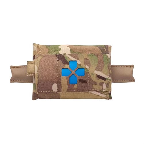 Micro Trauma Kit NOW! er en kompakt førstehjelpspakke med livsviktige forsyninger, lett tilgjengelig med én hånd fra beltet, perfekt for jakt og beredskap.