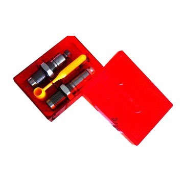 Begrenset produksjon 2-die-sett som inkluderer Full Length Sizing Die, Bullet Seating Die, Universal Shell Holder, Powder Dipper og instruksjoner. Laget av stål.