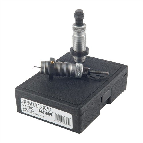 RCBS AR Series Die Set for 6.5mm Creedmoor inkluderer Small Base sizing die og Taper Crimp seating die, som gir enklere omlading for AR-stil og semi-auto skyte.