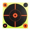 SHOOT-N-C® TARGET, 8" CROSSHAIR, 50 PACK gjør treffene synlige med fluorescerende halo, selvklebende bakside og inkluderer reparasjonslapper for enkel bruk.