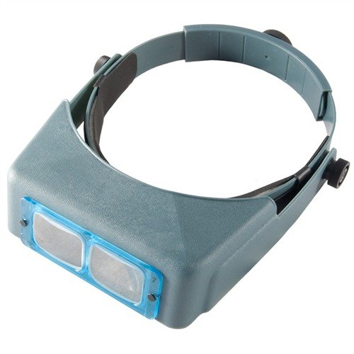 OPTIVISOR No. 7 med 2,75X forstørrelse har justerbar hodebånd, komfortabel lærpolstring, og passer over vanlige briller for maksimal komfort og klarhet.