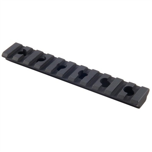 AR-15 PICATINNY UFIR RAIL i aluminium gir enkel montering av lys, grep og bipoder til standard plast håndtak, med 11 spor for tilpasning.