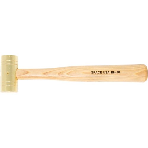 Grace USA Gunsmith's Brass Hammer er laget av solid CDA 360 messing med ergonomiske hickory-håndtak, perfekt for presisjonsarbeid uten å skade sensitive overflater.
