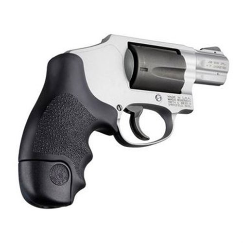 HOGUE S&W J FRAME ROUND BUTT grip gir overlegen komfort og kontroll, designet for Centennial/Polymer Bodyguard for bedre håndtering og presisjon.