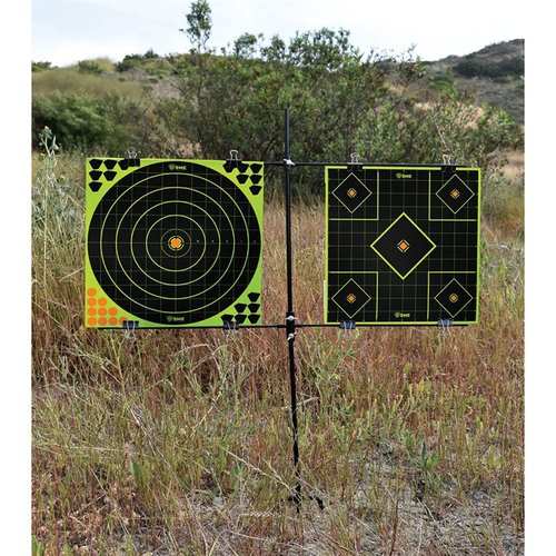 STEEL FRAME DOUBLE PAPER TARGET STAND har en robust 5/16" pulverlakkert stålramme og justerbar toppbjelke for ulike papirmål, inkludert 8 metallklips for enkel festing.