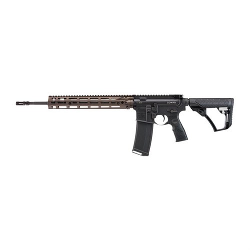 DD4 RIII 5.56MM er en lettvekts, ambidextrous rifle med 16" løp, 12.5" RIS III rail for M-LOK tilbehør, og et mid-length gassystem for lavere rekyl.