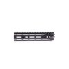 Daniel Defense RIS III Rail gir økt nøyaktighet med en fri-flytende design, 7 M-LOK festepunkter og robust aluminiumskonstruksjon for profesjonell bruk.