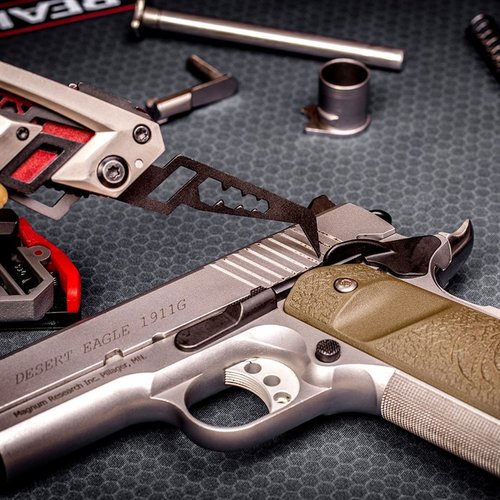 Real Avid GUN TOOL AMP - 1911 er en kompakt og spesialisert multi-tool med essensielle verktøy for 1911-pistoler, inkludert bushing wrenches og forskjellige bits.