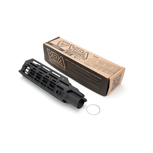 Strike Industries VOA håndbeskytter for Benelli M2 tilbyr lettvektsdesign, 9 M-LOK spor for tilbehør, og forbedret grep for optimal kontroll og funksjonalitet.