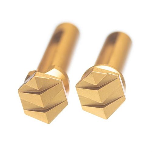 Tyrant Designs AR-15 Enhanced takedown pins gir en enkel "no tools" installasjon, laget av lett 7075 aluminium med slitesterk anodisering og chevron-mønster.