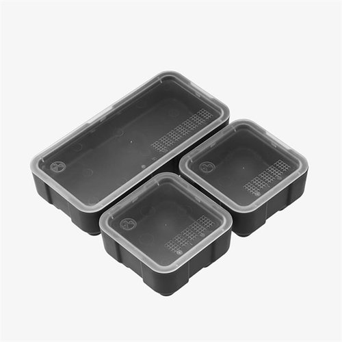 DAKA Bins gir sikker oppbevaring av deler og utstyr, med gjennomsiktige lokk for enkel identifisering, og passer perfekt i DAKA GRID Organizer.