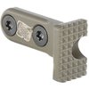 Sons Of Liberty Gunworks Presscheck Barricade Stop er en presisjonslaget MLOK-tilbehør som fungerer som både Barricade Stop og QD Sling Mount, laget av høykvalitets stål.