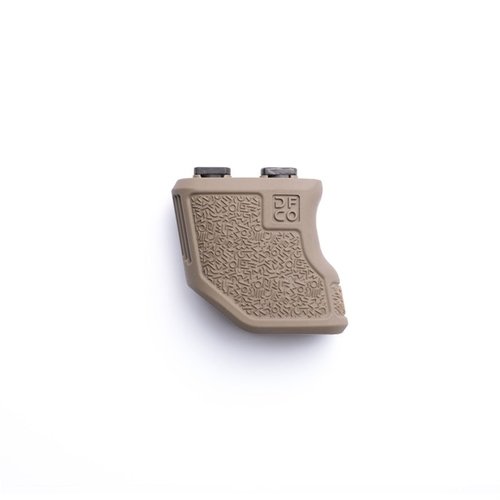 TIGER CLAW M-LOK VERTICAL FORWARD GRIP gir bedre kontroll og stabilitet med sitt ergonomiske design, 10 graders vinkel og slitesterkt injeksjonsstøpt nylon.