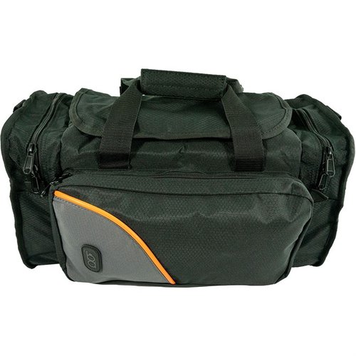BOB ALLEN CLUB SERIES RANGE BAG er laget av ripstop nylon, har polstrede lommer for pistoler, og justerbar skulderrem for enkel transport.