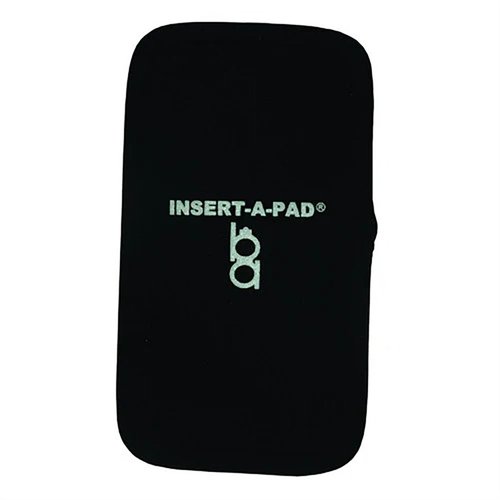 BOB ALLEN INSERT-A-PAD i svart er laget av høy-densitet neopren og festes enkelt til skyteklær med sikkerhetsnål, eller brukes med Insert-A-Pad lomme.
