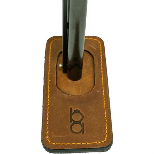 BOB ALLEN MAGNETIC BARREL PROTECTOR holder fukt og smuss borte fra løpet, festes magnetisk til munningen med et industrielt sterkt magnet og to-delt lærkonstruksjon.