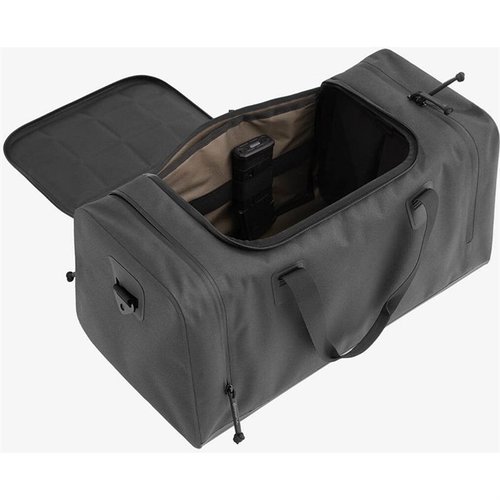 MAGPUL DAKA RANGE BAG 40L er en slitesterk og værbestandig bag med plass til alt av utstyr, inkludert lommer for magasiner, ørepropp og dokumenter.