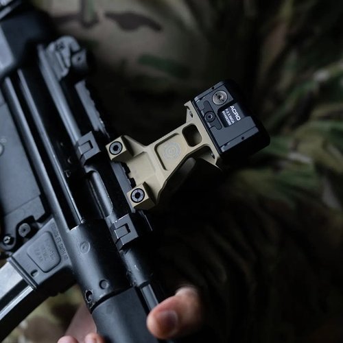 LERNA Optic Mount for AIMPOINT® ACRO gir en høyere siktelinje for raskere målfangst, bedre holdning og økt situasjonsbevissthet under krevende forhold.