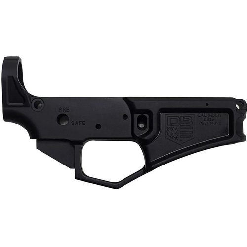 Diamondback DB15 Black Gold Series er en presisjonsmaskinert AR-15 stripped lower receiver laget av 7075-T6 aluminium, kompatibel med flere kalibre.