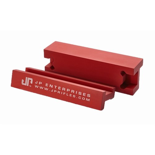 UNIVERSAL VICE CLAMPS fra J P ENTERPRISES passer til både AR-308 og AR-15, med kraftige klemmer som sikrer mottakeren og innebygde magneter for stabilitet.