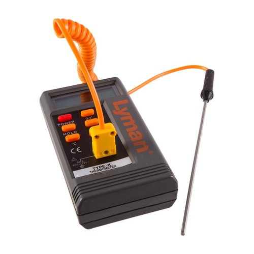 Lyman Digital Lead Thermometer gir presise temperaturmålinger i Fahrenheit og Celsius, med en 6-tommers probe for store ovner, og låser avlesninger for sikkerhet.