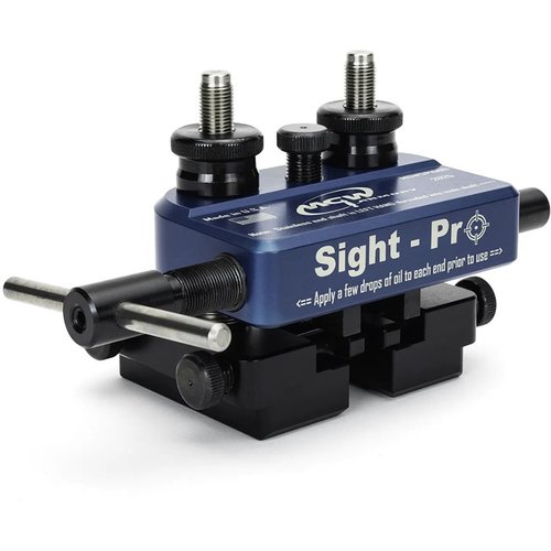 SIGHT PRO SIGHT MOVER er et uunnværlig verktøy for gunsmiths og armorers, med unikt klemdesign og 30 graders pusher blokk for presis justering av sikter.