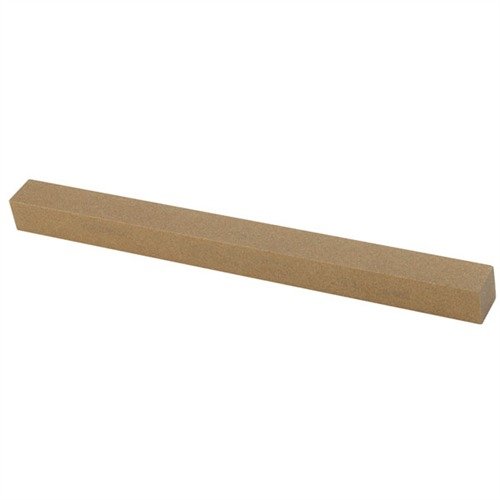 Norton 6" X 1/2" X 1/2" INDIA STONE gir rask og effektiv fjerning av produksjonsburrer, noe som gir en jevnere avtrekksopplevelse.