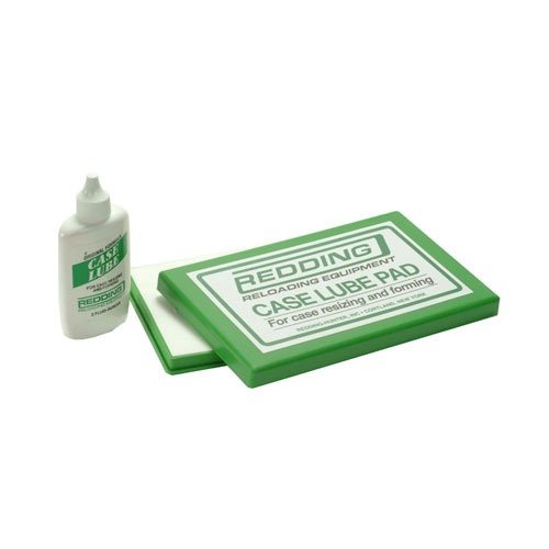 Redding Case Lube Kit inkluderer en lube pad med non-skid føtter og 2 oz. original formula case lube for enkel smøring ved resizing og forming.