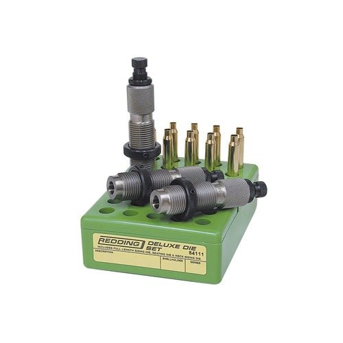 Redding Deluxe 3-DIE SET for 22 Hornet inkluderer full lengde sizing die, standard seating die og neck sizing die, laget av høykvalitets legeringsstål for presisjon og holdbarhet.
