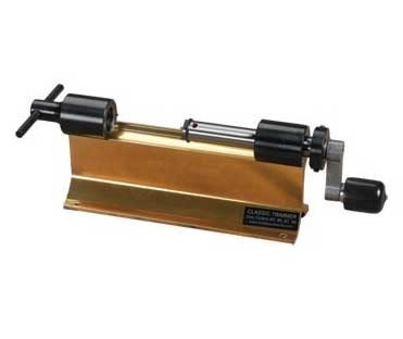 CLASSIC CASE TRIMMER fra FORSTER PRODUCTS, INC. gir presis trimming av hylser, enkel justering og langvarig holdbarhet for optimale skyteopplevelser.