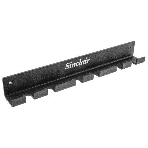 Sinclair Cleaning Rod Wall Bracket lar deg lagre opptil 6 rengjøringsstenger på veggen, og er kompatibel med Dewey og andre rengjøringsstenger.