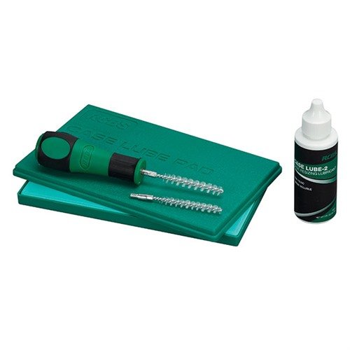 Rengjør og smør hylser enkelt med RCBS CASE LUBE KIT, som inkluderer Case Lube Pad 2, 2-unse flaske Case Lube 2 og to utskiftbare Case Neck Brushes for .22 til .30 kaliber.