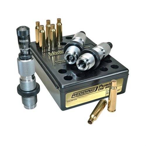 Redding Premium Deluxe die-set for 6.5x55mm gir deg presisjon med Carbide Size button og Bullet Micrometer Seating Die for nøyaktig justering av kule-sette dybde.