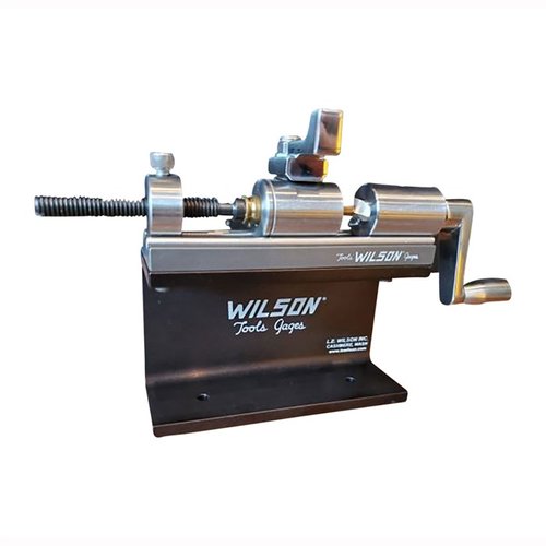 Wilson Case Length Trimmer Kit gir deg presis trimming av .17 - .45 kaliber hylser, med slitesterk finish og justerbar Stop Screw. Laget i USA.