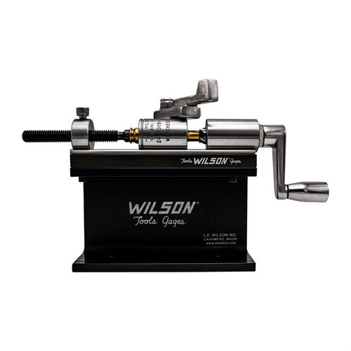Wilson Case Length Trimmer Kit inkluderer stativ og klemme, trimmer .17 - .45 kaliber hylser med slitesterk finish, justerbar Stop Screw, laget i USA.