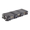 V730 VAULT TACTICAL RIFLE CASE fra PELICAN er bygget for hard bruk, med høy støtbeskyttelse og overlegen værmotstand, perfekt for reisende og utendørsentusiaster.