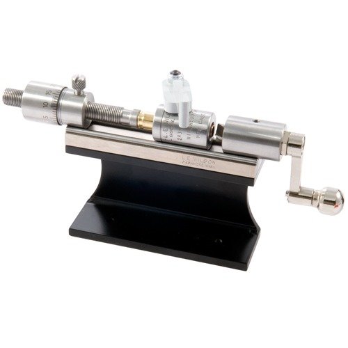 Wilson Stainless Micro Trimmer gir presise trimjusteringer i .001" og holder tilfellene perfekt justert for identisk trimlengde, ideell for pistolpatroner.