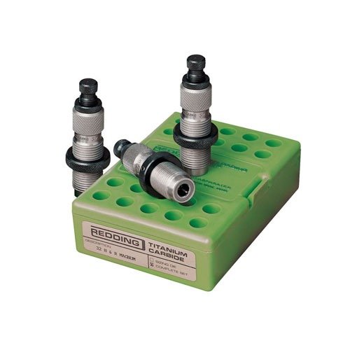 Redding Pro Series Carbide 3-die sett for 32 S&W Long gir overlegen holdbarhet uten smøring, perfekt for progressive reloading maskiner med glidende ytelse.