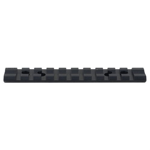 MOSSBERG 500 BASE SYSTEM fra WEAVER gir en solid plattform for tilpasning av din Mossberg 500, med enkel montering og høy kvalitet for optimal ytelse.