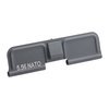Wilson Combat AR-15 Ejection Port Covers gjør det enkelt å identifisere kaliber. De er ferdigbehandlet i Black Armor-Tuff® og erstatter eksisterende dekselet.