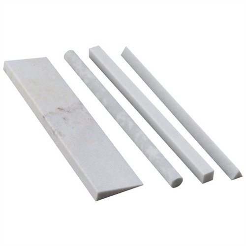 ARKANSAS STONE SET gir deg fire naturlige steiner i ideelle former for gunsmithing, perfekt for polering av karbonstål og tilpassning av avtrekkere og sear-faces.