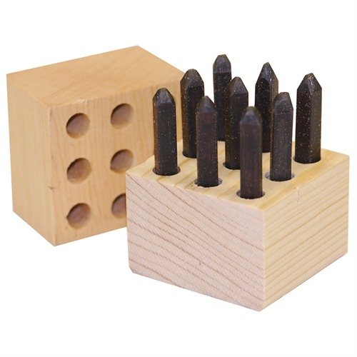 Stålstempler med skarpe gotiske tegn gir dype, klare inntrykk, perfekt for merking av våpen og metallobjekter. Håndlaget av kvalitetsstål.
