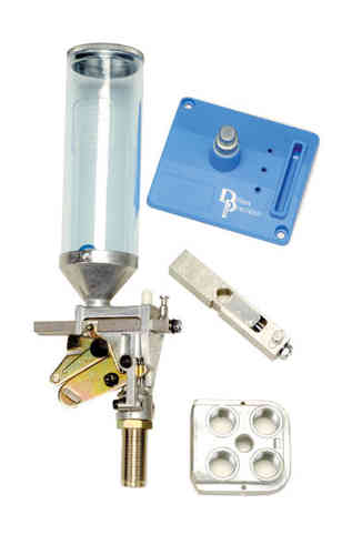 Dillon RL550B Quick Change gjør kaliberbytte på under ett minutt med hurtigbytte og medfølgende Toolhead, Powder Measure, Powder Die og Toolhead Stand.