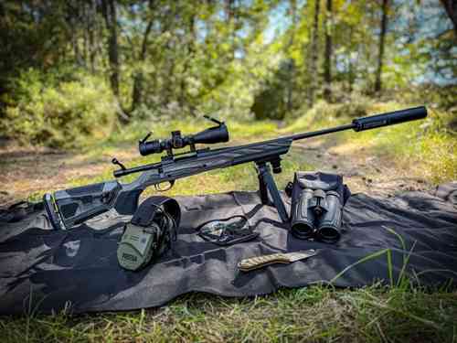 Oppdag NJFF Komplett Riflepakke med Howa At-One, en allsidig rifle med justerbar kolbe og komplett utstyrspakke for optimal presisjon og komfort.